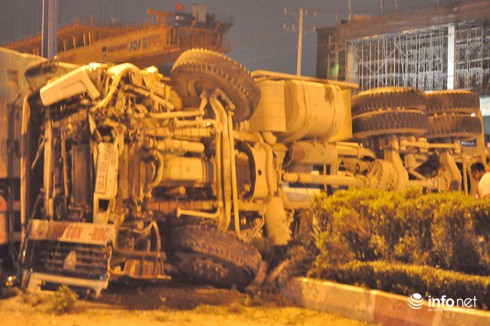 Xe bồn nổ lốp, lật nhào tông vào xe ben, 2 người nhập viện - ảnh 1