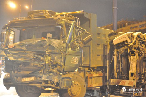 Xe bồn nổ lốp, lật nhào tông vào xe ben, 2 người nhập viện - ảnh 2