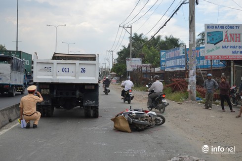 TP.HCM: Va chạm xe ben, vợ tử vong, chồng và con gái vào viện cấp cứu - ảnh 1