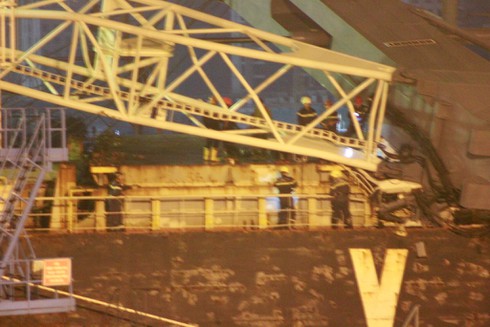 Hình ảnh hiện trường vụ chiếc cần cẩu gãy đôi, 1 người chết, nhiều người mắc kẹt - ảnh 1