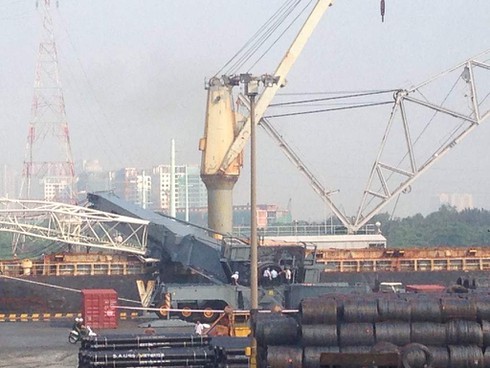 Hình ảnh hiện trường vụ chiếc cần cẩu gãy đôi, 1 người chết, nhiều người mắc kẹt - ảnh 5