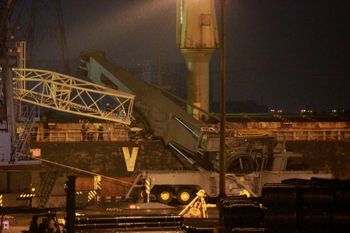 Hình ảnh hiện trường vụ chiếc cần cẩu gãy đôi, 1 người chết, nhiều người mắc kẹt - ảnh 7