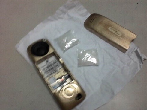 “Hiệp sĩ” bắt nóng 2 đối tượng giấu ma túy đá trong điện thoại - ảnh 1