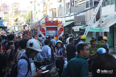 Cháy nhà 3 tầng giữa trung tâm Sài Gòn - ảnh 2