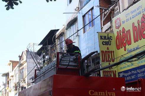 Cháy nhà 3 tầng giữa trung tâm Sài Gòn - ảnh 3