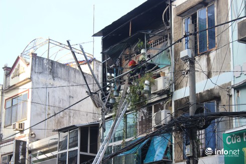 Cháy nhà 3 tầng giữa trung tâm Sài Gòn - ảnh 4