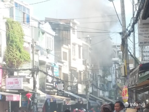 Cháy nhà 3 tầng giữa trung tâm Sài Gòn - ảnh 1