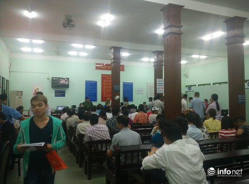 “Quá tải” vì nhiều người dân đổi CMND cũ còn hiệu lực sang CMND 12 số mới - ảnh 1