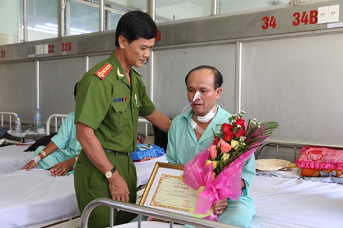 Giải cứu phụ nữ, người đàn ông U60 bị cướp đâm nhiều nhát dao - ảnh 2