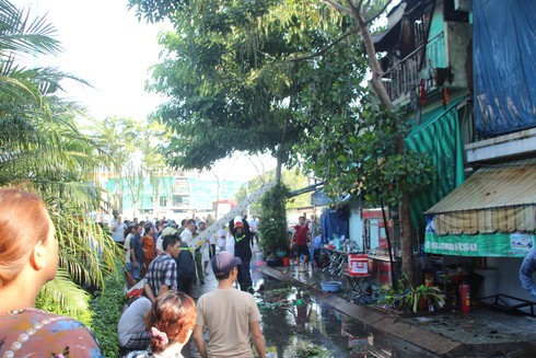 Ngọn lửa bùng phát dữ dội trong căn nhà 3 tầng giữa Sài Gòn - ảnh 1