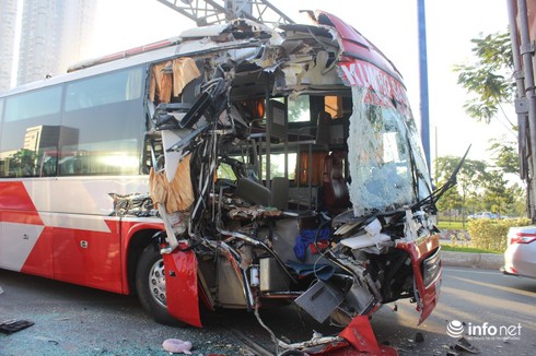 Hành khách kêu cứu trong xe khách bị nát đầu - ảnh 1