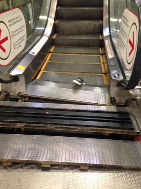 TP.HCM: Phút giây kinh hoàng khi thang cuốn ở siêu thị Lotte gặp sự cố - ảnh 2