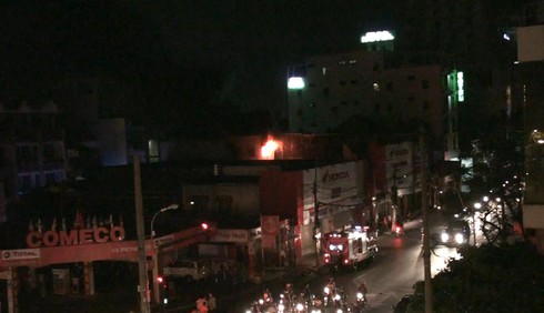 Cháy ở trung tâm xe máy sát cây xăng, hàng trăm người hoảng sợ - ảnh 1