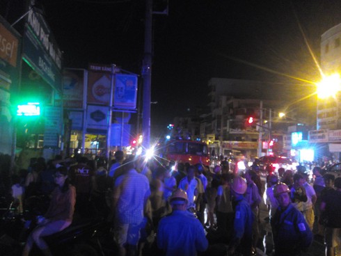 Cháy ở trung tâm xe máy sát cây xăng, hàng trăm người hoảng sợ - ảnh 2