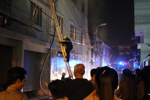 Cháy ở trung tâm xe máy sát cây xăng, hàng trăm người hoảng sợ - ảnh 3