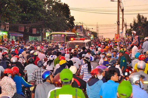 Bắt đối tượng cầm dao xông vào ngân hàng cố thủ suốt 3 giờ - ảnh 1