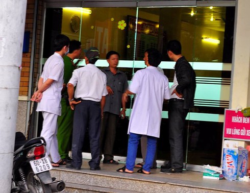 Bắt đối tượng cầm dao xông vào ngân hàng cố thủ suốt 3 giờ - ảnh 2