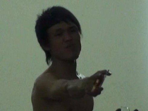 Phút hoảng loạn chạy khỏi ngân hàng khi bị kẻ lạ xông vào đập phá, dọa giết - ảnh 2