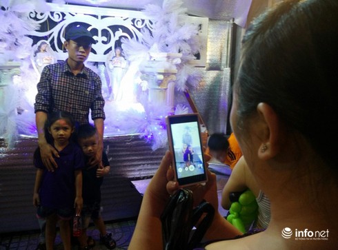 Giới trẻ thích thú dạo chơi con phố Noel độc đáo, thơ mộng nhất Sài Gòn - ảnh 9