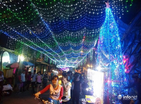Giới trẻ thích thú dạo chơi con phố Noel độc đáo, thơ mộng nhất Sài Gòn - ảnh 2