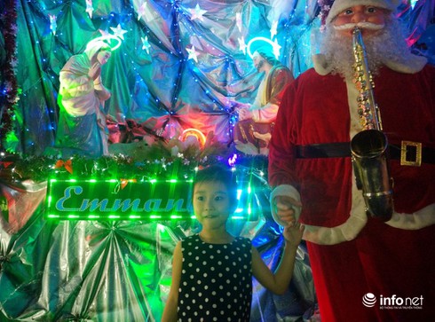 Giới trẻ thích thú dạo chơi con phố Noel độc đáo, thơ mộng nhất Sài Gòn - ảnh 10