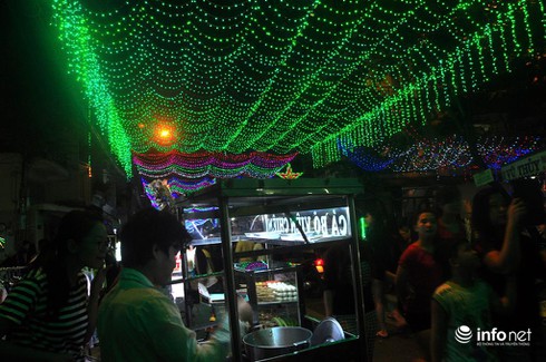 Giới trẻ thích thú dạo chơi con phố Noel độc đáo, thơ mộng nhất Sài Gòn - ảnh 20