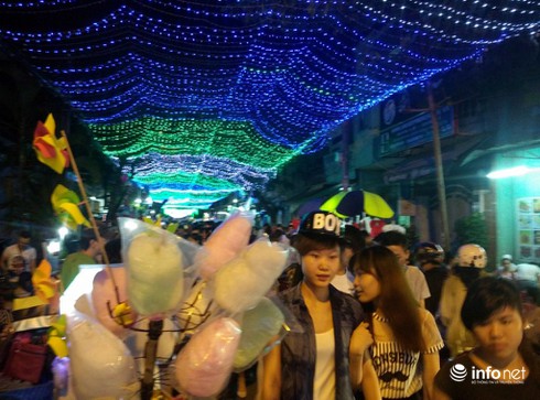 Giới trẻ thích thú dạo chơi con phố Noel độc đáo, thơ mộng nhất Sài Gòn - ảnh 18