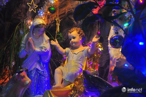 Giới trẻ thích thú dạo chơi con phố Noel độc đáo, thơ mộng nhất Sài Gòn - ảnh 15