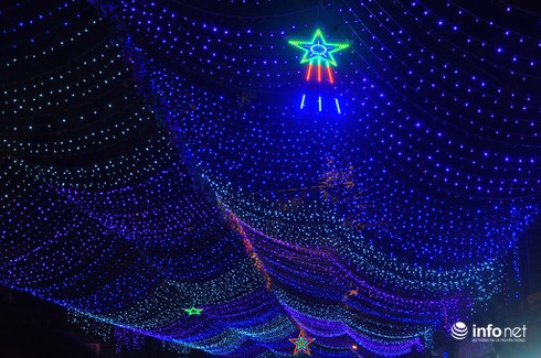 Giới trẻ thích thú dạo chơi con phố Noel độc đáo, thơ mộng nhất Sài Gòn - ảnh 3