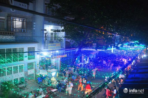 Giới trẻ thích thú dạo chơi con phố Noel độc đáo, thơ mộng nhất Sài Gòn - ảnh 4