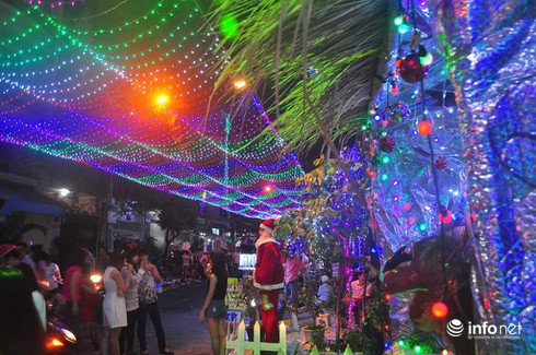 Giới trẻ thích thú dạo chơi con phố Noel độc đáo, thơ mộng nhất Sài Gòn - ảnh 5