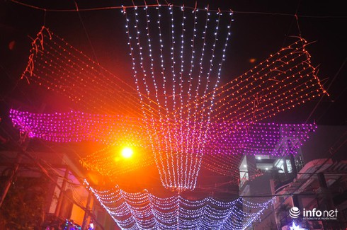 Giới trẻ thích thú dạo chơi con phố Noel độc đáo, thơ mộng nhất Sài Gòn - ảnh 6