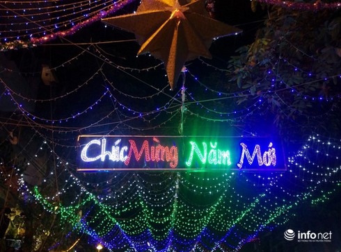 Giới trẻ thích thú dạo chơi con phố Noel độc đáo, thơ mộng nhất Sài Gòn - ảnh 1