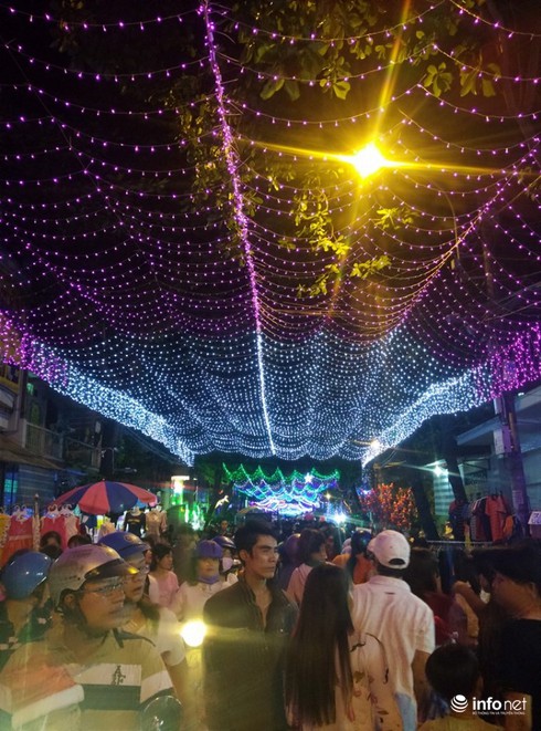 Giới trẻ thích thú dạo chơi con phố Noel độc đáo, thơ mộng nhất Sài Gòn - ảnh 7