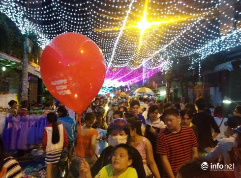 Giới trẻ thích thú dạo chơi con phố Noel độc đáo, thơ mộng nhất Sài Gòn - ảnh 8