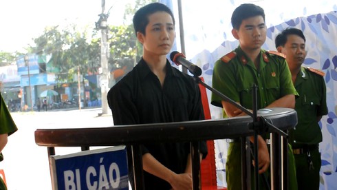 Vẫy xe đi nhờ, dí dao vào ngực thiếu nữ dọa cướp tài sản - ảnh 1