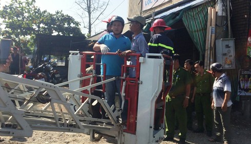 TP.HCM: Nam thanh niên trèo lên trụ điện la hét, định tự tử - ảnh 2