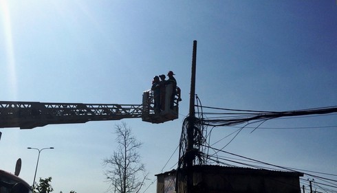 TP.HCM: Nam thanh niên trèo lên trụ điện la hét, định tự tử - ảnh 1