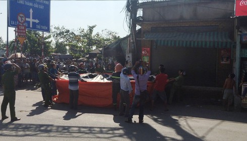 TP.HCM: Nam thanh niên trèo lên trụ điện la hét, định tự tử - ảnh 3