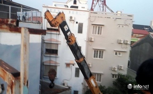 Máy ép cọc đổ ập vào trụ sở ngân hàng, hàng chục người tháo chạy - ảnh 2
