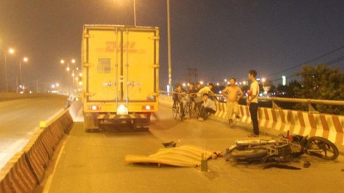 TP.HCM: Tai nạn kinh hoàng trong đêm 2 người chết,1 người nguy kịch - ảnh 1