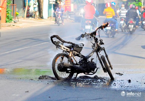 Xe cháy dữ dội, hai người quăng xe tháo chạy - ảnh 2