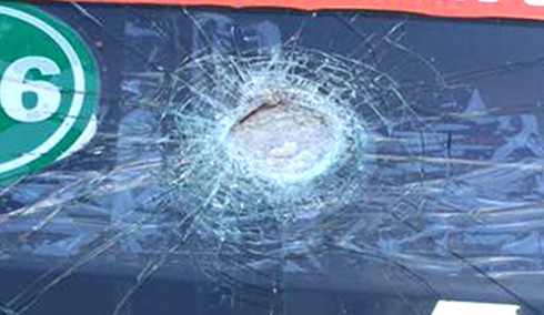 Nhiều vụ ô tô bị ném đá gây nguy hiểm trên cao tốc TP.HCM-Long Thành - ảnh 1