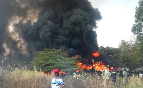 Cháy dữ dội tại kho phế liệu lốp ô tô, ngọn khói cao hàng trăm mét - ảnh 1