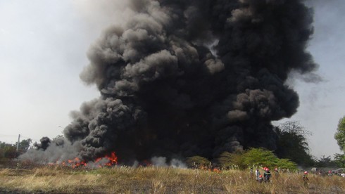 Cháy dữ dội tại kho phế liệu lốp ô tô, ngọn khói cao hàng trăm mét - ảnh 2