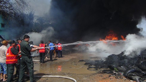 Cháy dữ dội tại kho phế liệu lốp ô tô, ngọn khói cao hàng trăm mét - ảnh 3