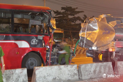 Xe khách 50 chỗ lao vào đuôi xe bồn, 11 nữ công nhân thương vong - ảnh 2