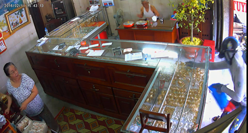 Kẻ cầm búa táo tợn cướp tiệm vàng chiều mùng 4 Tết đã ra đầu thú - ảnh 1