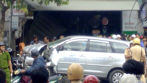 TP.HCM: Xe ô tô 7 chỗ lao vào nhà dân tông chết 1 người - ảnh 1