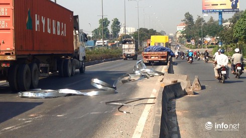 Đang đổ dốc cầu, 3 cuộn sắt nặng hàng chục tấn rơi xuống QL1 húc văng bê tông - ảnh 1